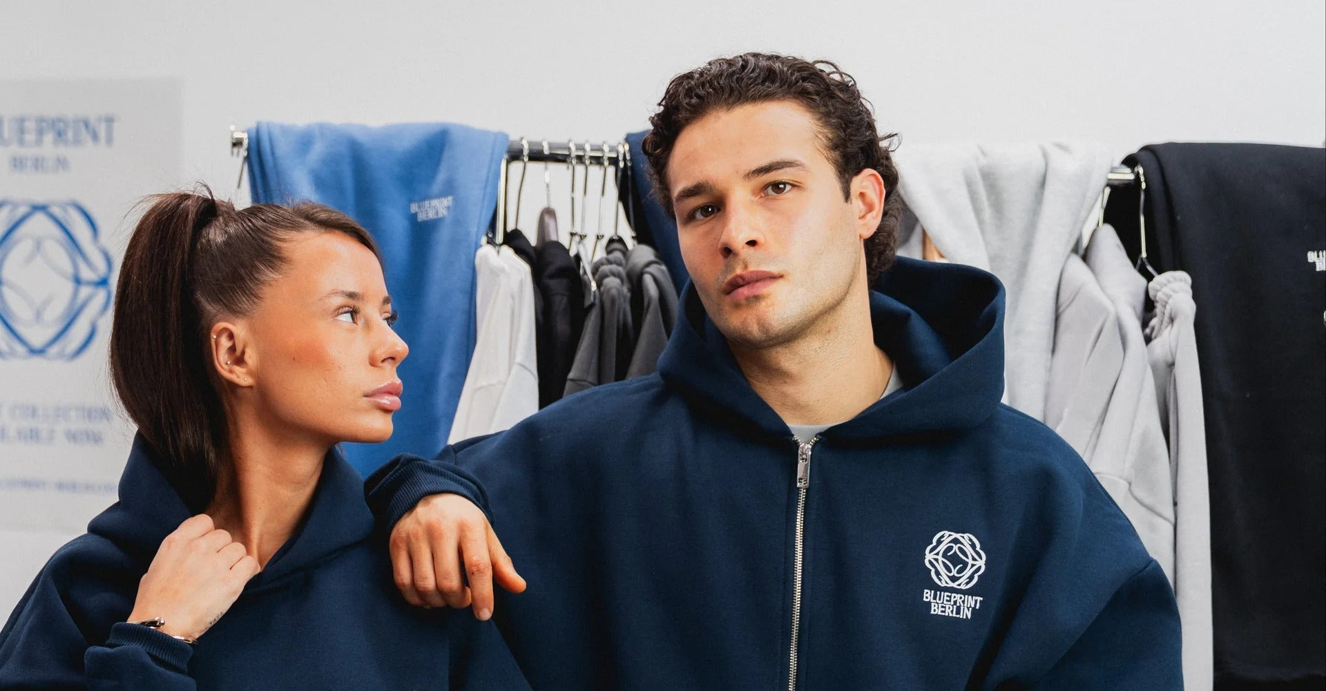 Oversize Hoodie Größenguide Blueprint Berlin – zwei Models tragen Zip-Hoodies