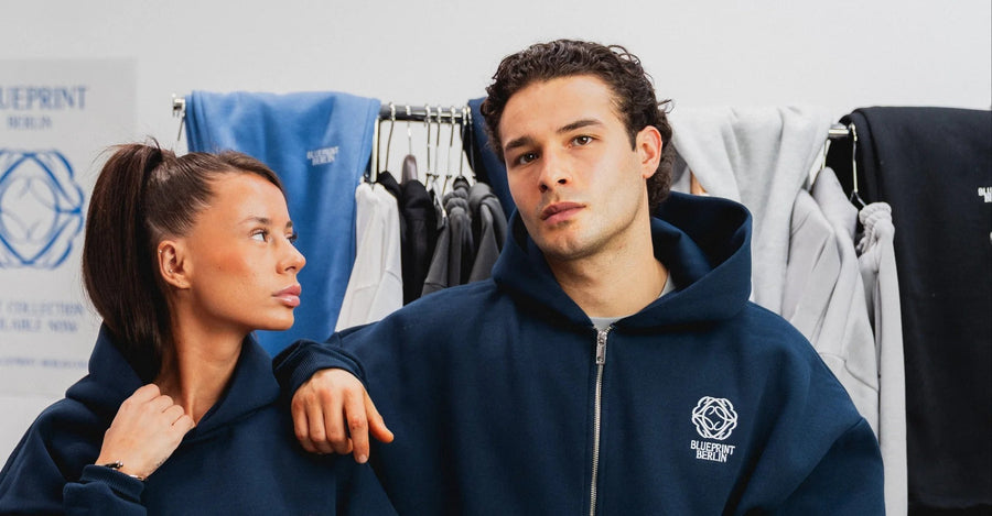 Oversize Hoodie Größenguide Blueprint Berlin – zwei Models tragen Zip-Hoodies
