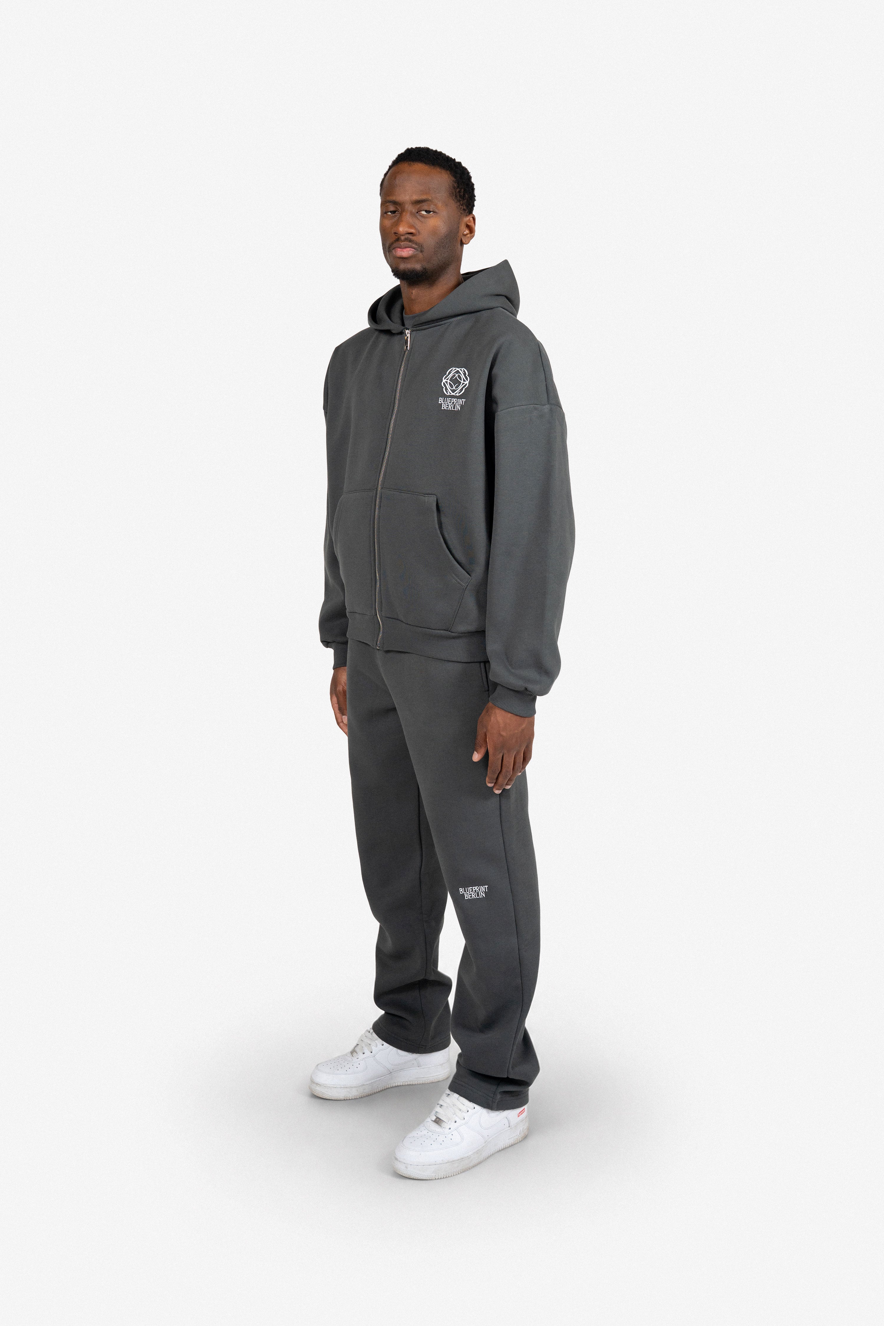 Mann trägt schwarze Oversize Zip-Hoodie Volcanic Ash von Blueprint Berlin